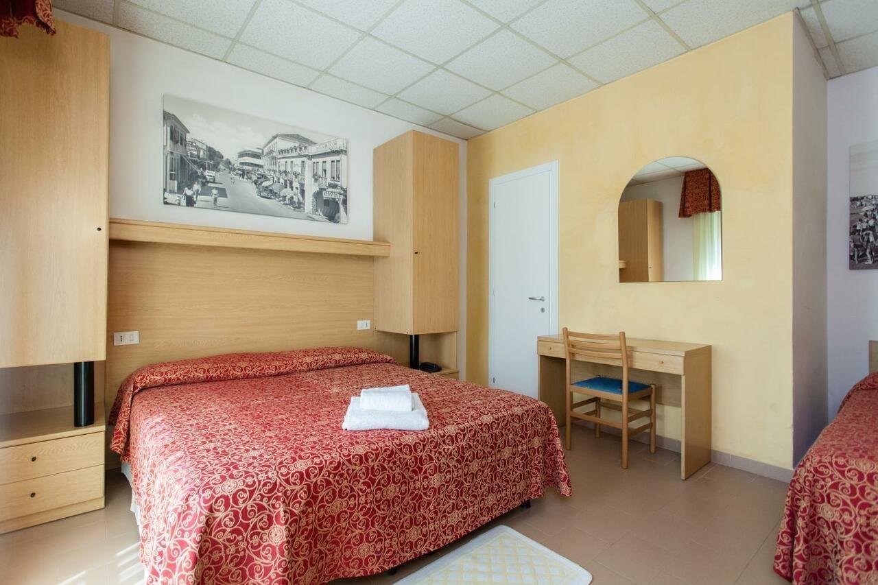 Hotel Al Mare Лидо-ди-Езоло Экстерьер фото